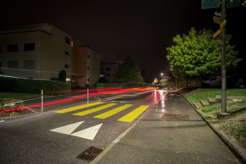 Die Sensler Gemeinden möchten auf ihren Strassenabschnitten die Strassenbeleuchtung nachts ausschalten.
Ein beleuchteter Fussgängerstreifen in der Brugerastrasse in Düdingen.

Foto: FN / Aldo Ellena, Düdingen, 28.09.2022