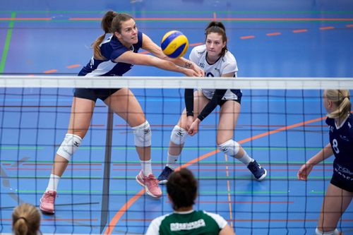 Volleyball Damen 1. Liga, Murten - Düdingen 2. V. Belli (links) und L. Lehmann von Düdingen. 

Foto: FN / Charles Ellena, Murten, 30.10.2021