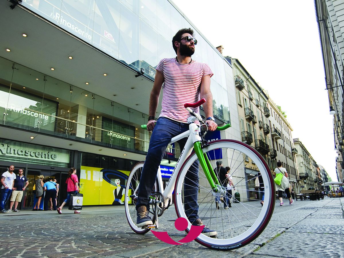 Mann mit Fahrrad in Innenstadt