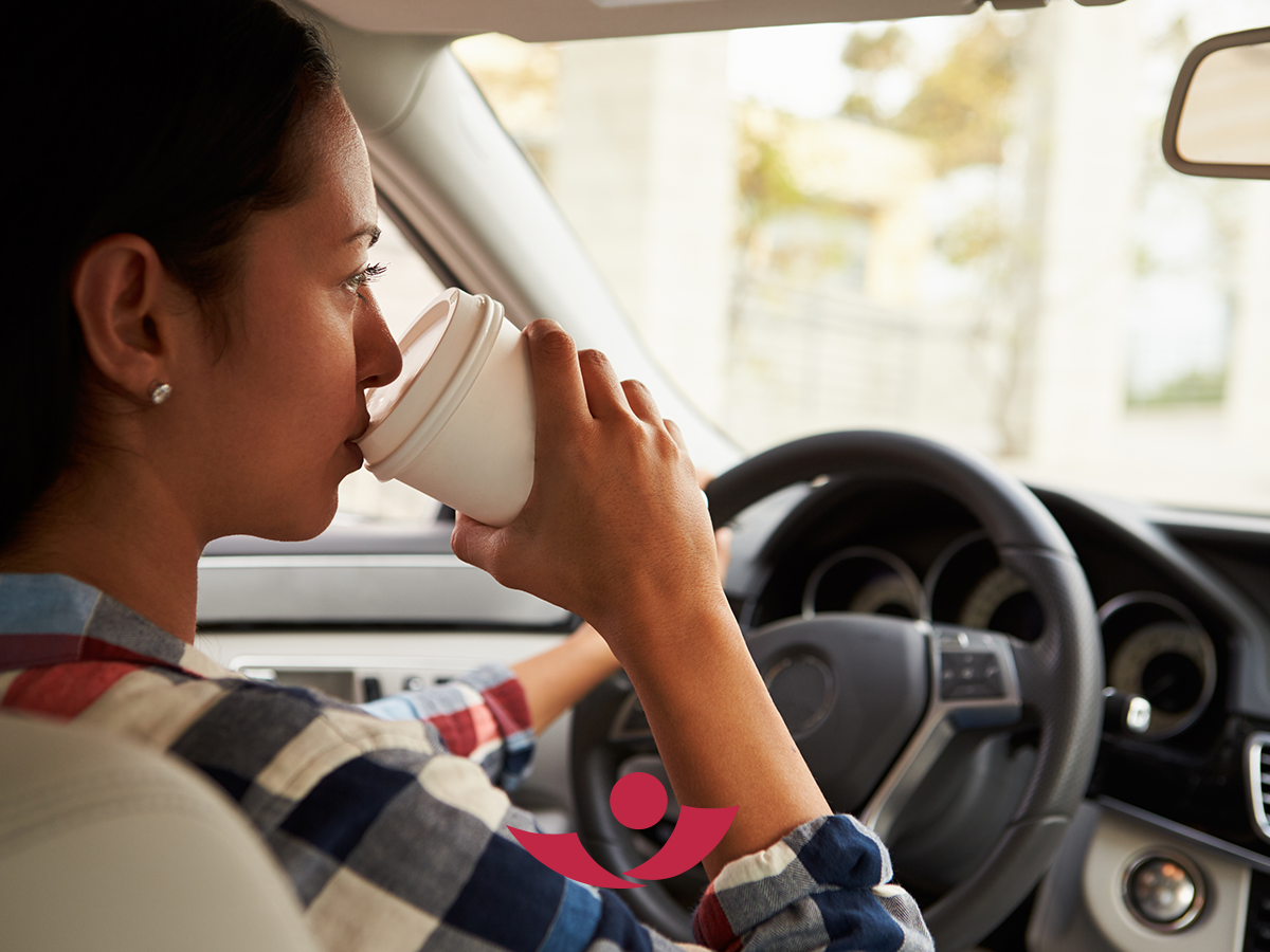 Kaffee trinken beim Autofahren