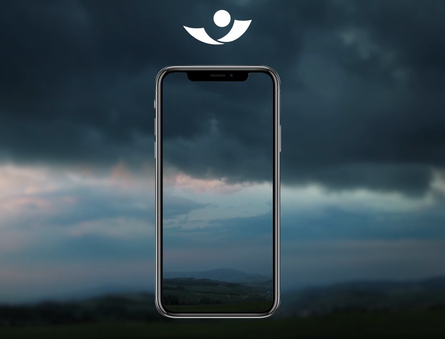 Smartphone mit Gewitter im Hintergrund