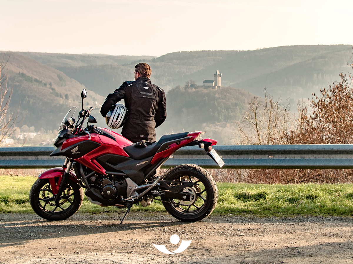 Motorradfahrer genießt die Landschaft
