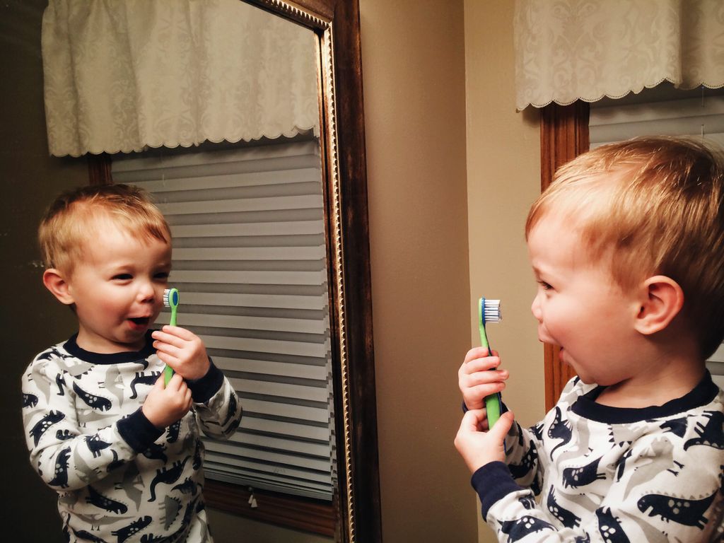 Kind mit Zahnbürste