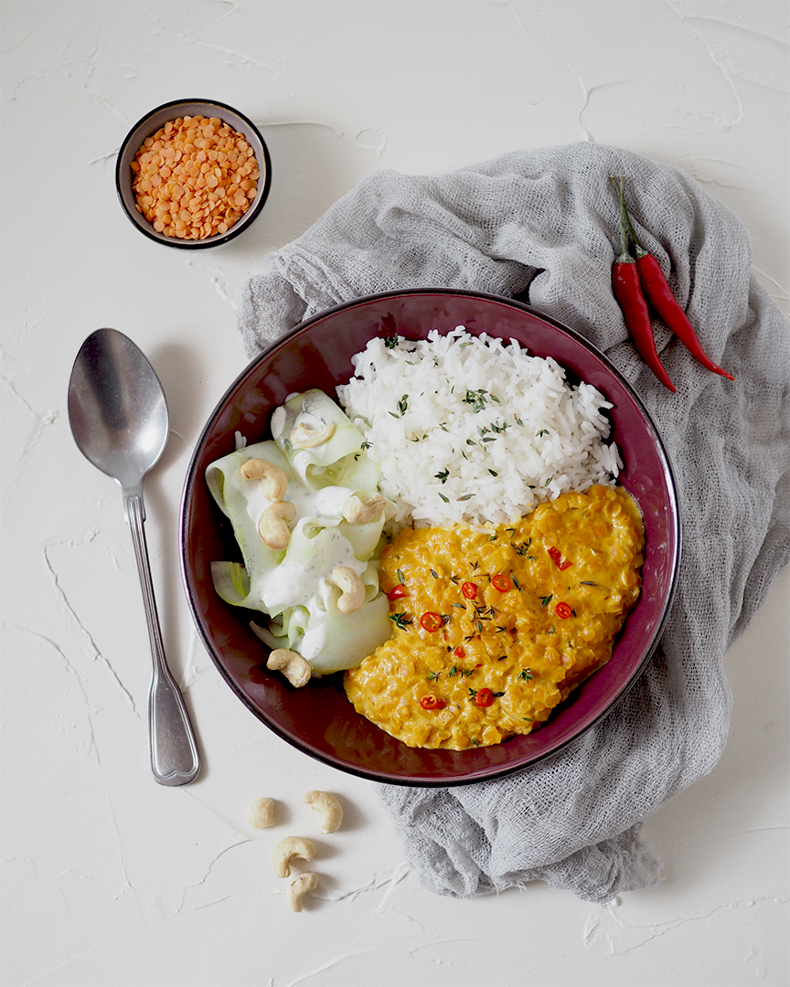 Linsen-Curry mit Gurkensalat