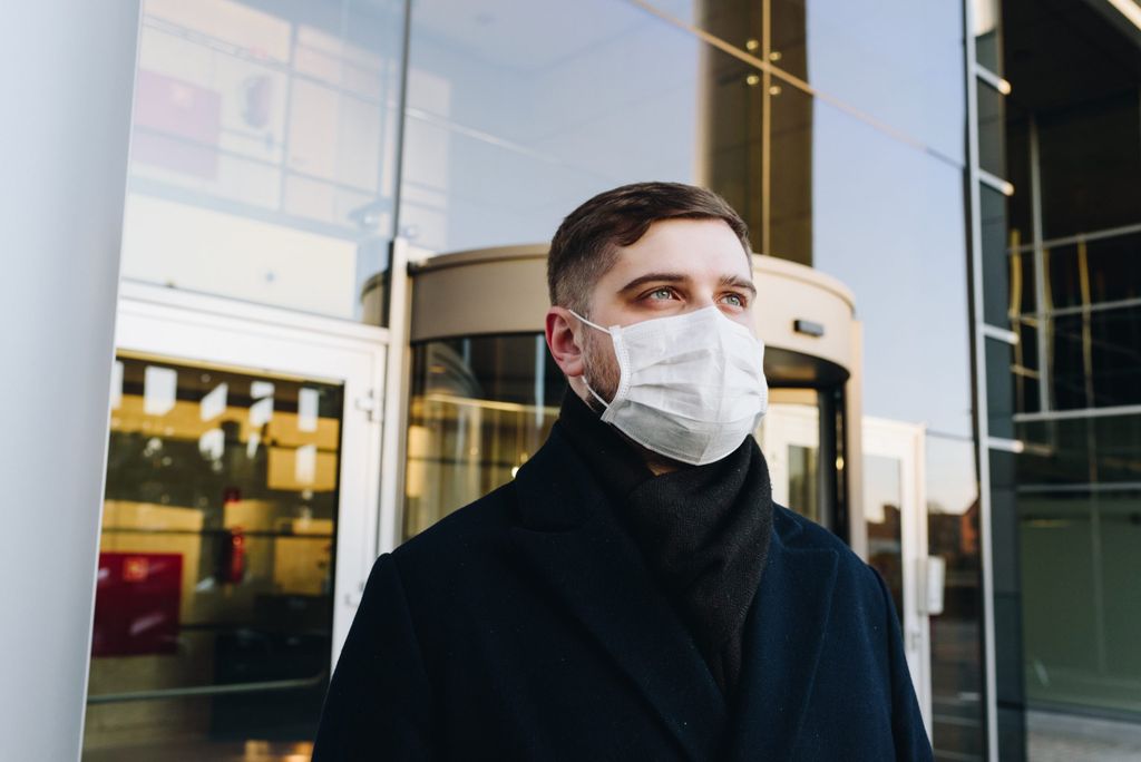 Mann mit Atemschutzmaske