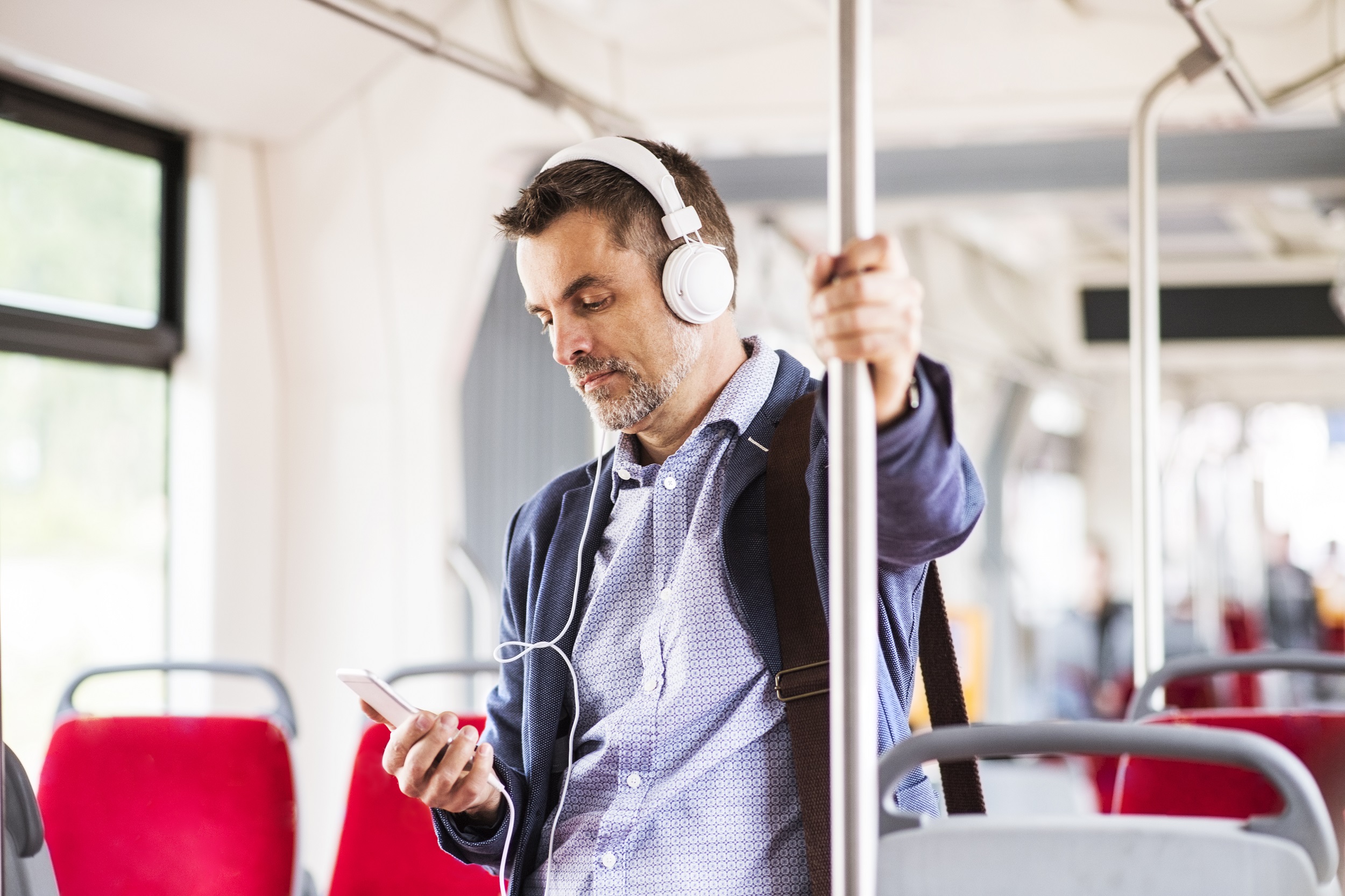 Mann im Bus mit Kopfhörer