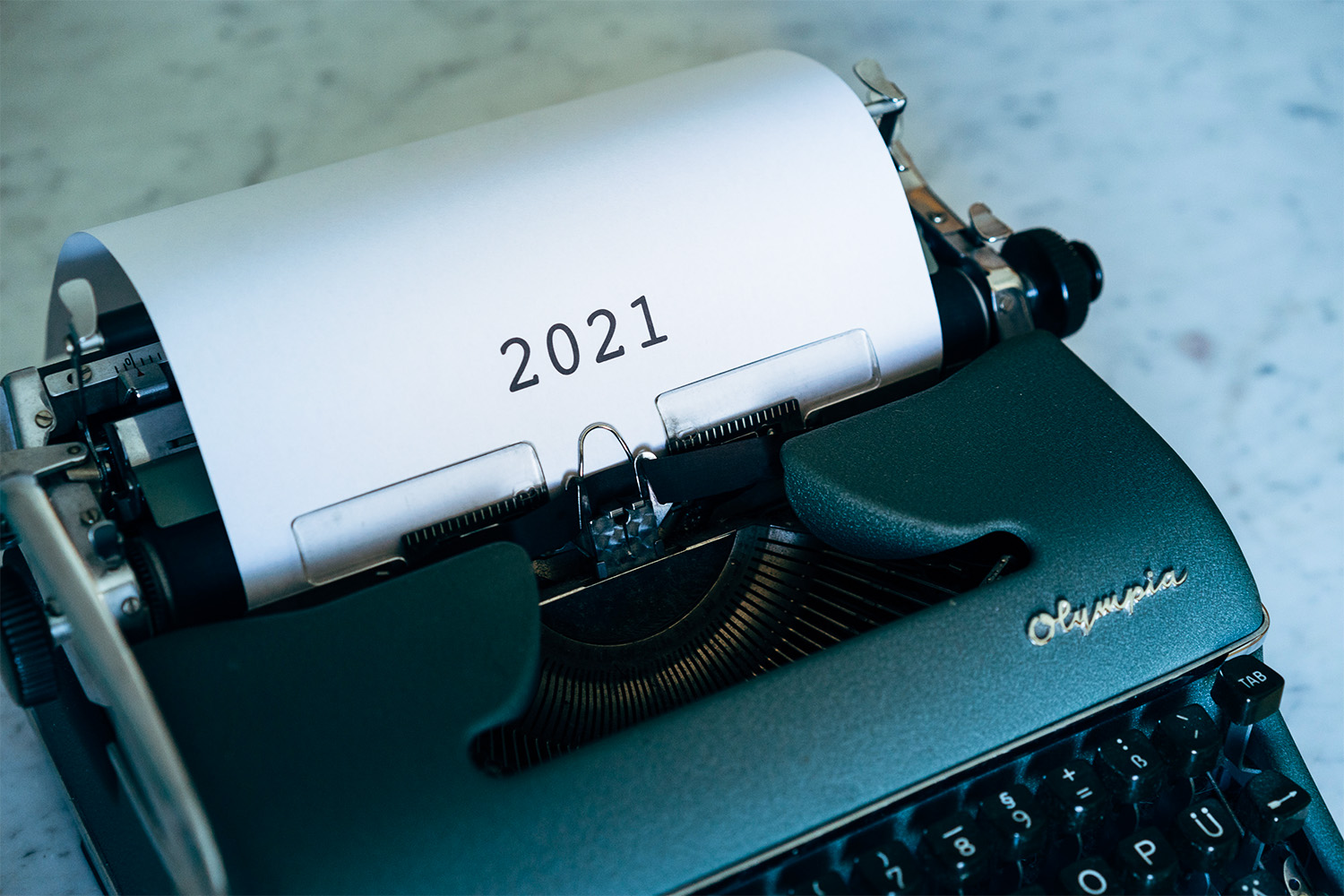 Schreibmaschine mit der gedruckten Jahreszahl "2021"