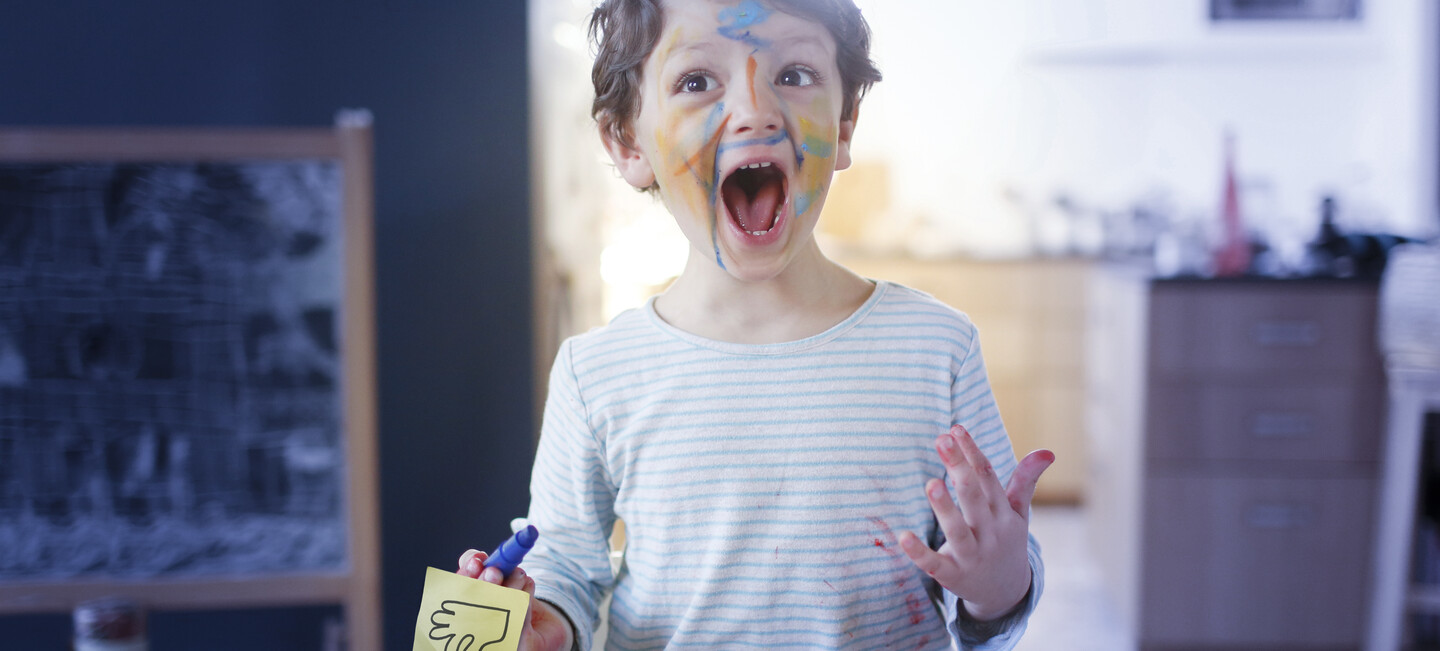 Kind mit Farbe im Gesicht