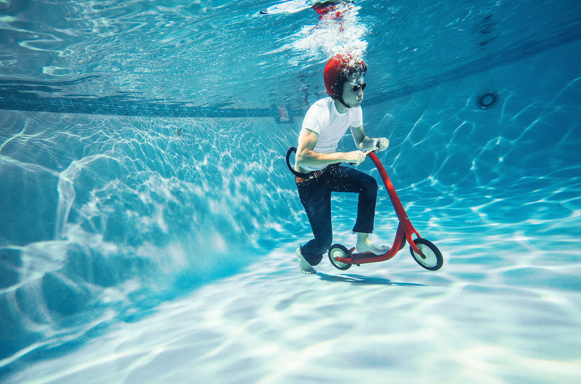 Mann mit Scooter Unterwasser