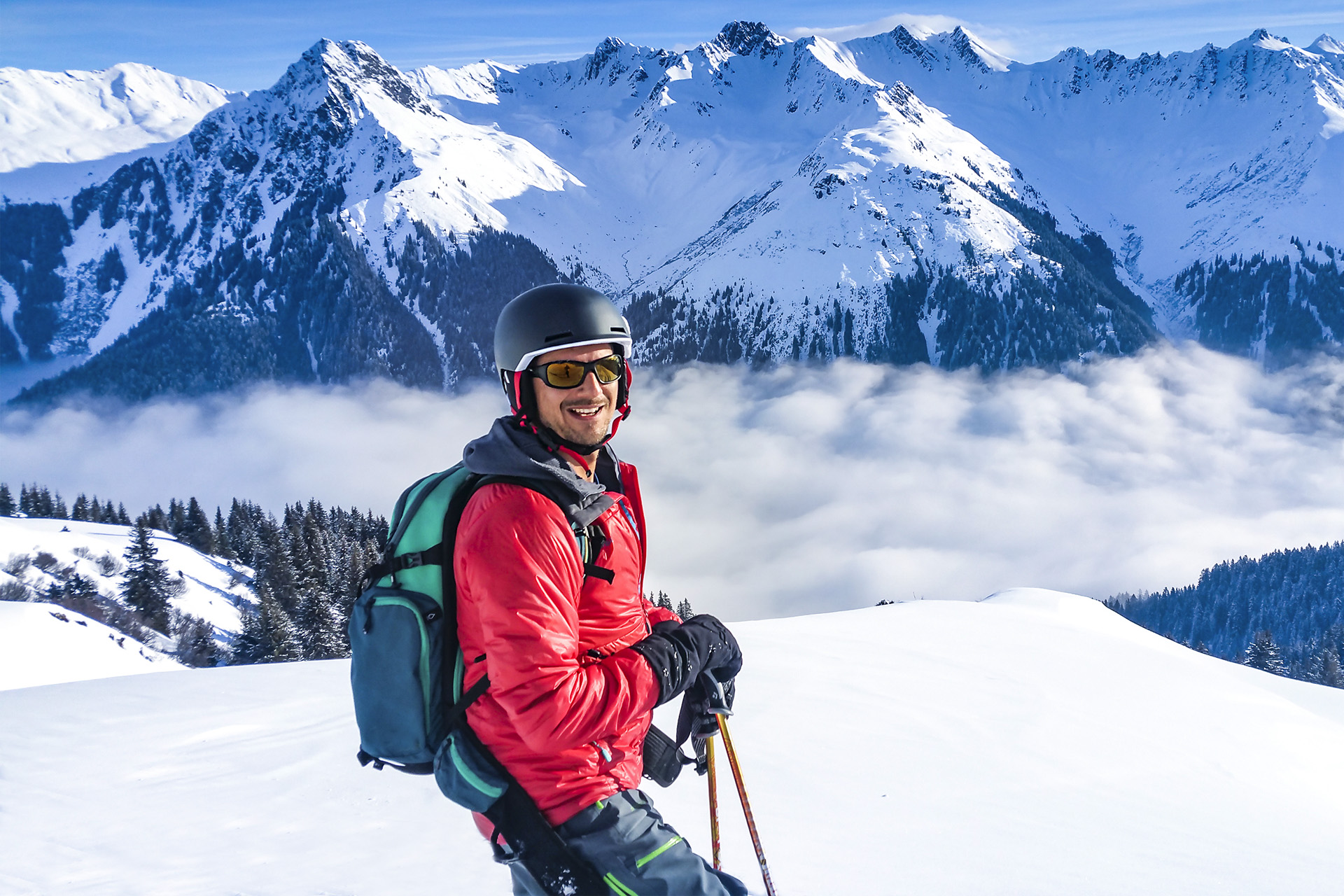 Skifahrer vor Berglandschaft