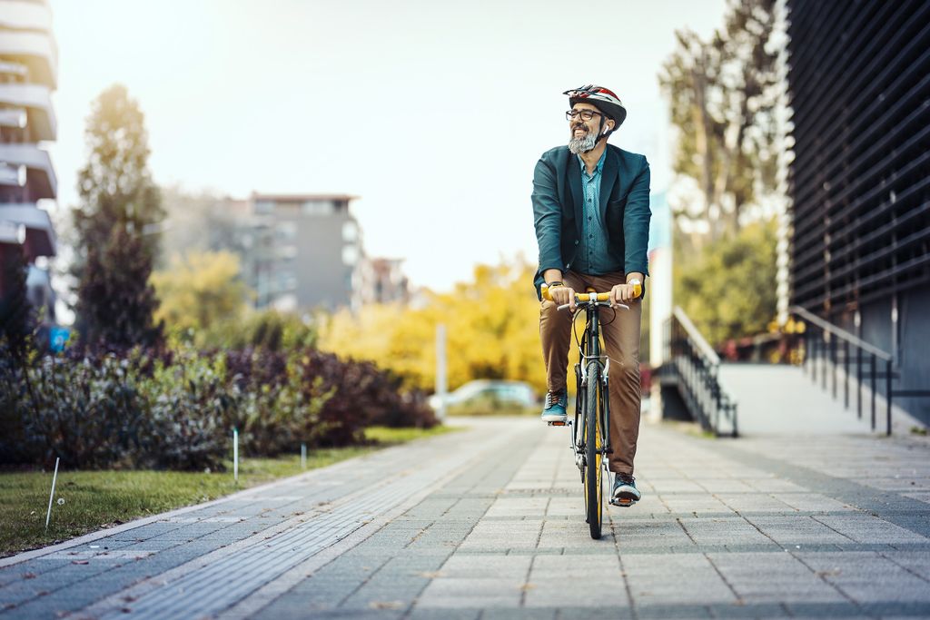 Mann fährt mit Fahrrad durch Stadt