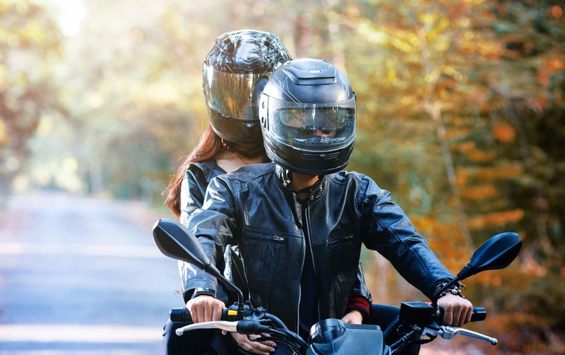 Paar fährt Motorrad