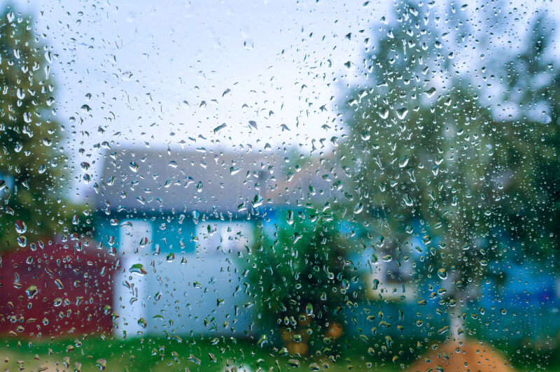 Fenster mit Regentropfen