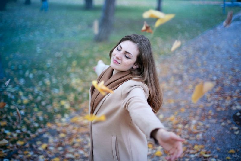 Frau genießt Spaziergang im Herbst